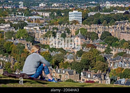 Blick auf Wohnhäuser in South Edinburgh von Blackford Hill. Stockfoto