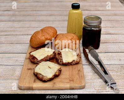 Sommer saisonal Picknick Camping Essen für Outdoor-Familie Kochen mit Einfache Gourmet-Lebensmittel von Hamburgern und Hotdogs für Veranstaltungen und Tolle Zeiten Stockfoto