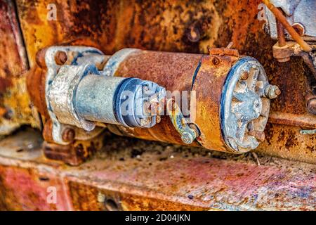 Nahaufnahme der verrostete Starter auf einem verlassenen Traktor Stockfoto