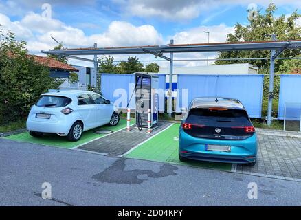 Ebersberg, 30. September 2020. Neues Volkswagen ID Elektroauto und ein Renault Zoe im EnBW Kraftwerk © Peter Schatz / Alamy Live News Stockfoto