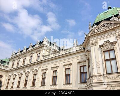 Belvedere Wien Österreich. Low-Angle-Aufnahme der Außenseite des Belvedere Barockpalais gegen blauen Himmel. Der Palast stammt aus dem 18. Jahrhundert. Stockfoto