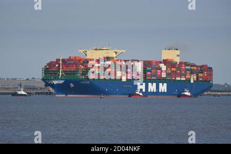 HMM Southampton und Thames Sailing Barge Mai. Flussmündung Der Themse Stockfoto