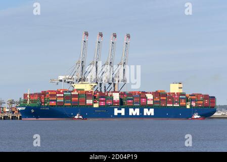 HMM Southampton und Thames Sailing Barge Mai. Flussmündung Der Themse Stockfoto