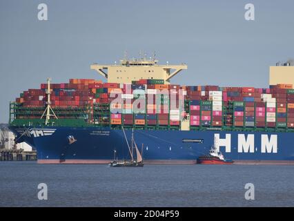 HMM Southampton und Thames Sailing Barge Mai. Flussmündung Der Themse Stockfoto