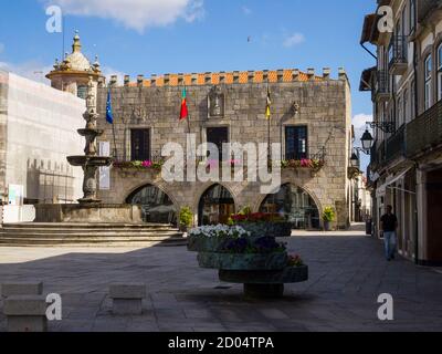 Blick auf die Straße mit dem gotischen Palast des Stadtrates (Pacos do Conselha) Halle in Viana do Castelo Zentrum, Portugal Stockfoto