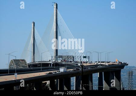 Los Angeles, Kalifornien, USA. Oktober 2020. Blick auf die neue Gerald Desmond Bridge im Hafen von Long Beach, Kalifornien, Freitag, 2. Oktober 2020. Die Brücke wird für den Verkehr am Montag von 5 Uhr geöffnet.Kredit: Ringo Chiu/ZUMA Wire/Alamy Live News Stockfoto