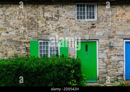 West Lulworth, Vereinigtes Königreich - 19 July 2020: Schönes Reethaus mit grüner Tür und Fensterläden, einzigartiges Dorset farbenes Haus Stockfoto