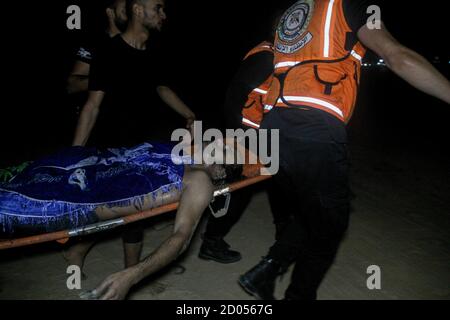 2. Oktober 2020: Gaza, Palästina. Oktober 2020. Eine Besatzung der palästinensischen Zivilverteidigung holt den Leichnam eines im Meer vor dem nördlichen Gazastreifen ertrunkenen Mannes zurück. Die Leiche wurde dann in das indonesische Krankenhaus in Jabalia verlegt. Der Grund des Ertrinkens ist noch unbekannt.Quelle: Ahmad Hasaballah/IMAGESLIVE/ZUMA Wire/Alamy Live News Stockfoto