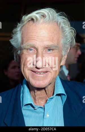ARCHIV: LOS ANGELES, CA. 28. Juni 1994: Schauspieler Lloyd Bridges bei der Premiere von "Blown Away" in Los Angeles. Datei Foto © Paul Smith/Featureflash Stockfoto