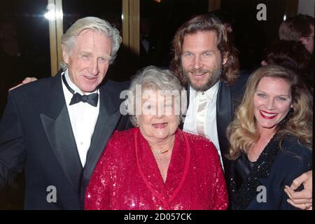 ARCHIV: LOS ANGELES, CA. 28. April 1994: Schauspieler Lloyd Bridges & Jeff Bridges & Wives bei der Premiere von 'That's Entertainment! III' in Los Angeles. Datei Foto © Paul Smith/Featureflash Stockfoto