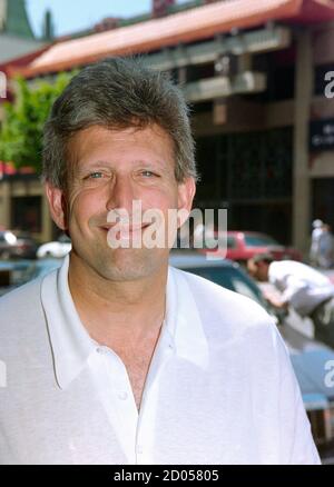 ARCHIV: LOS ANGELES, CA. 11. Juni 1995: Produzent Joe Roth bei der Premiere für 'Pocahontas' in Los Angeles. Datei Foto © Paul Smith/Featureflash Stockfoto