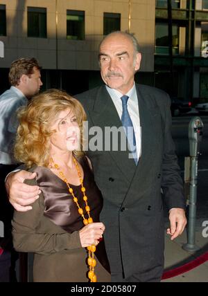 ARCHIV: LOS ANGELES, CA. 19. Juni 1995: Schauspieler Sean Connery & Ehefrau Micheline Roquebrune bei der Premiere von 'First Knight' in Los Angeles. Datei Foto © Paul Smith/Featureflash Stockfoto