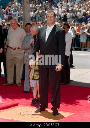 ARCHIV: LOS ANGELES, CA. 10. Juli 1995: Schauspieler Steven Seagal bei seiner Hand & Footprint Zeremonie im Mann's Chinese Theatre in Los Angeles. Datei Foto © Paul Smith/Featureflash Stockfoto