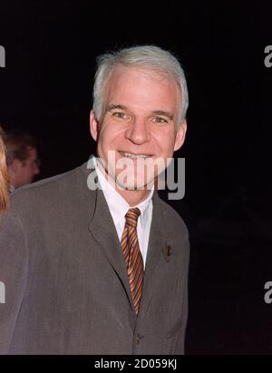 ARCHIV: LOS ANGELES, CA. 8. Dezember 1994: Schauspieler Steve Martin bei der Premiere von 'Mixed Nuts' am Academy Theatre in Beverly Hills. Datei Foto © Paul Smith/Featureflash Stockfoto