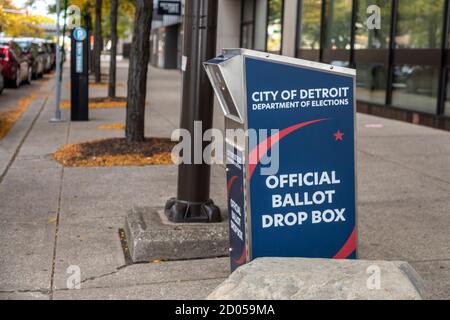 Detroit, Michigan, USA. Oktober 2020. Ein Drop-Box für die Stimmzettel in der November-Präsidentschaftswahl vor dem Stadtwahlbüro. Kredit: Jim West/Alamy Live Nachrichten Stockfoto