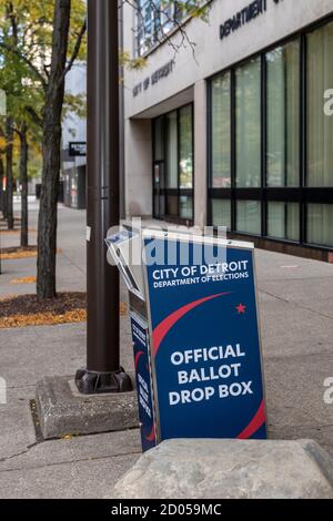 Detroit, Michigan, USA. Oktober 2020. Ein Drop-Box für die Stimmzettel in der November-Präsidentschaftswahl vor dem Stadtwahlbüro. Kredit: Jim West/Alamy Live Nachrichten Stockfoto