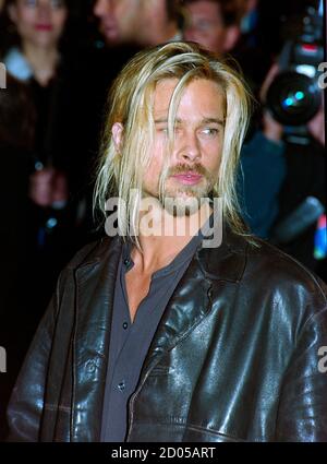 ARCHIV: LOS ANGELES, CA. 19. Januar 1995: Schauspieler Brad Pitt bei der Premiere von 'Interview with the Vampire: The Vampire Chronicles' in Los Angeles. Datei Foto © Paul Smith/Featureflash Stockfoto