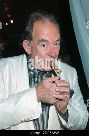 ARCHIV: LOS ANGELES, CA. 14. Juli 1994: Journalist und TV-Moderator Robin Leach bei den World Travel Awards 1994 in Los Angeles. Datei Foto © Paul Smith/Featureflash Stockfoto