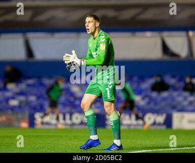 2. Oktober 2020; St Andrews Stadium, Coventry, West Midlands, England; English Football League Championship Football, Coventry City V AFC Bournemouth; Coventry City Torwart Marko Marosi klatschen und schreien sein Team an, um am Ende des Spiels Ermutigung zu geben Credit: Action Plus Sports Images/Alamy Live News Stockfoto