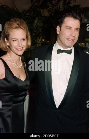 ARCHIV: LOS ANGELES, CA. 11. März 1995: Schauspieler John Travolta & Schauspielerin Frau Kelly Preston bei den Directors Guild of America Awards 1995 in Beverly Hills. Datei Foto © Paul Smith/Featureflash Stockfoto