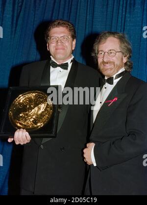 ARCHIV: LOS ANGELES, CA. 11. März 1995: Die Regisseure Robert Zemeckis & Steven Spielberg bei den Directors Guild of America Awards 1995 in Beverly Hills. Datei Foto © Paul Smith/Featureflash Stockfoto