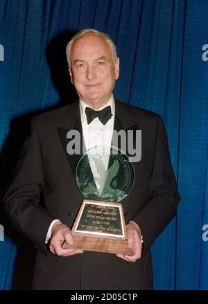 ARCHIV: LOS ANGELES, CA. 11. März 1995: Regisseur James Ivory bei den Directors Guild of America Awards 1995 in Beverly Hills. Datei Foto © Paul Smith/Featureflash Stockfoto