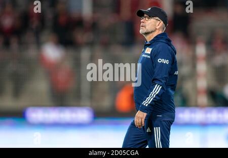 Berlin, Deutschland. Oktober 2020. Fußball: Bundesliga, 1. FC Union Berlin - FSV Mainz 05, 3. Spieltag, Stadion an der Alten Försterei. Trainer Urs Fischer von der Union Berlin läuft auf dem Platz. Quelle: Andreas Gora/dpa - WICHTIGER HINWEIS: Gemäß den Bestimmungen der DFL Deutsche Fußball Liga und des DFB Deutscher Fußball-Bund ist es untersagt, im Stadion und/oder aus dem Spiel aufgenommene Aufnahmen in Form von Sequenzbildern und/oder videoähnlichen Fotoserien zu nutzen oder auszunutzen./dpa/Alamy Live News Stockfoto