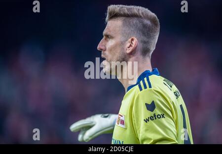 Berlin, Deutschland. Oktober 2020. Fußball: Bundesliga, 1. FC Union Berlin - FSV Mainz 05, 3. Spieltag, Stadion an der Alten Försterei. Unionstokeeper Andreas Luthe schaut konzentriert auf den Ball. Quelle: Andreas Gora/dpa - WICHTIGER HINWEIS: Gemäß den Bestimmungen der DFL Deutsche Fußball Liga und des DFB Deutscher Fußball-Bund ist es untersagt, im Stadion und/oder aus dem Spiel aufgenommene Aufnahmen in Form von Sequenzbildern und/oder videoähnlichen Fotoserien zu nutzen oder auszunutzen./dpa/Alamy Live News Stockfoto