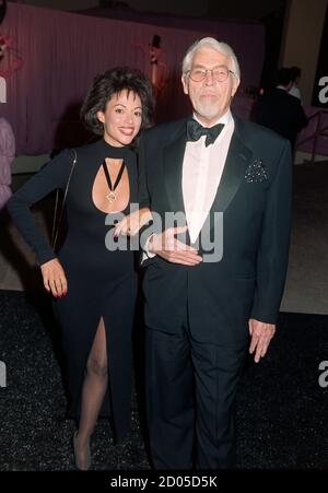 ARCHIV: LOS ANGELES, CA. 19. April 1994: Schauspieler James Coburn & Ehefrau Paula Murad bei Henry Mancinis 70. Geburtstagsparty im Pauley Pavilion der UCLA. Datei Foto © Paul Smith/Featureflash Stockfoto