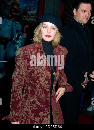 ARCHIV: LOS ANGELES, CA. 28. März 1994: Schauspielerin Priscilla Presley bei der Premiere von 'Major League II' in Los Angeles. Datei Foto © Paul Smith/Featureflash Stockfoto