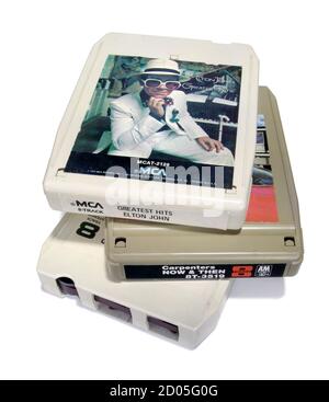 Acht Track Tapes Stack gekrönt mit elton john größten Hits Fotografiert auf weißem Hintergrund
