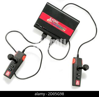 Atari Flashback Videospielkonsole und Controller in rot und schwarz auf weißem Hintergrund fotografiert. Stockfoto