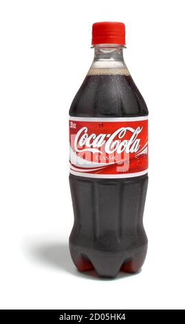 Kalte Coca-Cola in einer Plastikflasche fotografiert auf einem weißen Hintergrund Stockfoto