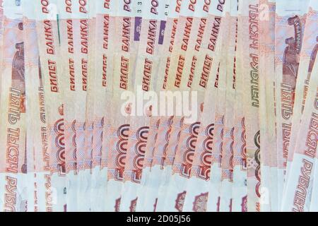 Nahaufnahme der russischen Rubel auf fünftausend und tausend Banknoten. Stockfoto