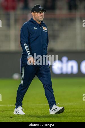 Berlin, Deutschland. Oktober 2020. Fußball: Bundesliga, 1. FC Union Berlin - FSV Mainz 05, 3. Spieltag, Stadion an der Alten Försterei. Trainer Urs Fischer von der Union Berlin läuft auf dem Platz. Quelle: Andreas Gora/dpa - WICHTIGER HINWEIS: Gemäß den Bestimmungen der DFL Deutsche Fußball Liga und des DFB Deutscher Fußball-Bund ist es untersagt, im Stadion und/oder aus dem Spiel aufgenommene Aufnahmen in Form von Sequenzbildern und/oder videoähnlichen Fotoserien zu nutzen oder auszunutzen./dpa/Alamy Live News Stockfoto