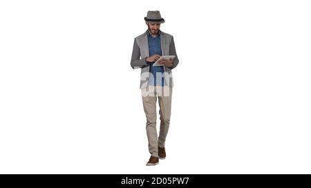 Arab Presenter in beiläufiger Spaziergang mit Tablet und Blättern Seiten auf sie auf weißem Hintergrund. Stockfoto