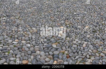 Bürgersteig der Piazza Grande, Hauptplatz im Stadtzentrum von Locarno, Stadt im italienischsprachigen Kanton in der Schweiz. Die runden Steine sind aus Zement. Stockfoto