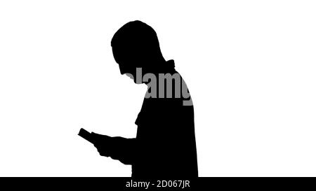 Silhouette Tablet-Computer. Seitenansicht des Menschen mit digitalem Tisch Stockfoto