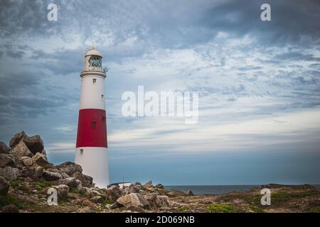 Portland, Vereinigtes Königreich - 18 July 2020: Erstaunliche Aufnahme des Portland Lighthouse mit herrlichem Himmel bedeckt während des frühen Sonnenuntergangs Stockfoto