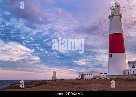 Portland, Vereinigtes Königreich - 18 July 2020: Erstaunliche Aufnahme von Portland Lighthouse mit schönen Himmel Wolke warf während frühen Sonnenuntergang, dramatischen Himmel über einem Stockfoto