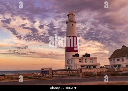 Portland, Vereinigtes Königreich - 18 July 2020: Erstaunliche Aufnahme von Portland Lighthouse mit schönen Himmel Wolke warf während frühen Sonnenuntergang, dramatischen Himmel über einem Stockfoto