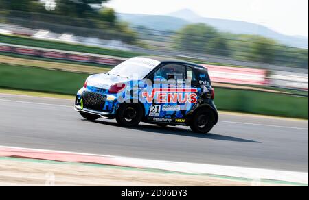 Vallelunga Circuit, Rom, Italien, 12 september 2020. Mercedes Smart Elektro-Meisterschaft, Autorennen in Aktion auf Kurs Asphalt Spur verschwommen backgr Stockfoto