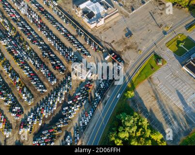 Viele Autos geparkt in Gebrauchtwagen Auktionslos einen Parkplatz verteilt. Stockfoto