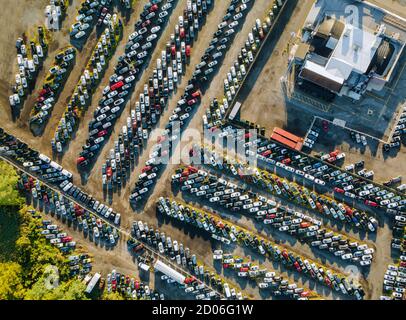 Luftaufnahme von oben von Gebrauchtwagen Auktion zum Verkauf a Parkplatz Business Logistik Stockfoto