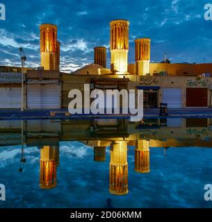 Amir Chakhmak Moschee wie gesehen vor Sonnenaufgang während der Blauen Stunde. Stockfoto