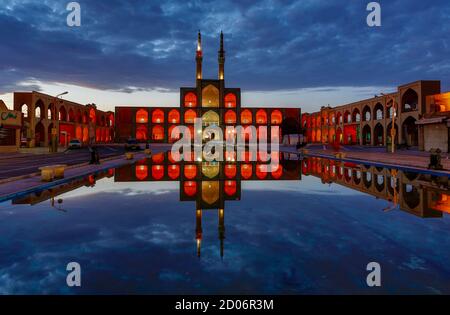 Amir Chakhmak Moschee wie gesehen vor Sonnenaufgang während der Blauen Stunde. Stockfoto