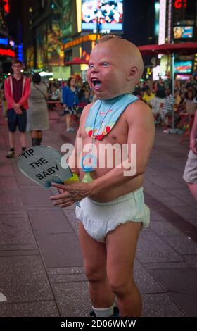 Ein Baby Schauspieler am Times Square, New York, Panhandles für Geld von Touristen. Foto von Liz Roll Stockfoto