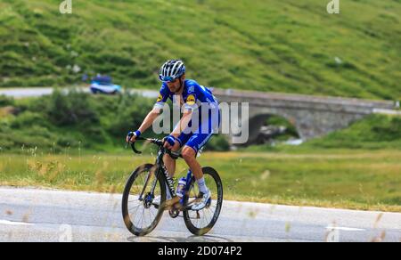 Col de Iseran, Frankreich - 26. Juli 2019: Der dänische Radfahrer Kasper Asgreen vom Team Deceuninck-Quick-Step klettert während des Hirsches auf die Straße zum Col de Iseran Stockfoto