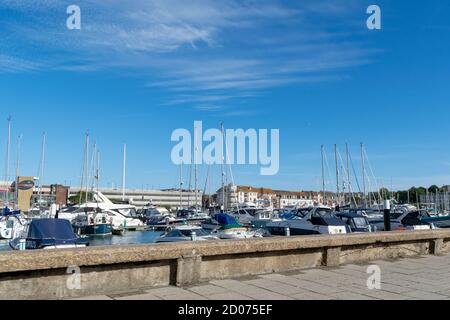 Weymouth, Großbritannien - 17. Juli 2020: Weymouth Marina mit vielen Booten angedockt und Einkaufszentrum im Hintergrund Stockfoto