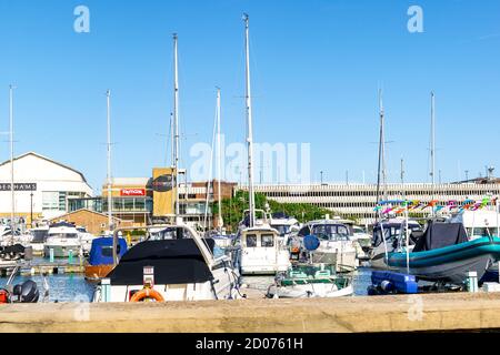 Weymouth, Großbritannien - 17. Juli 2020: Weymouth Marina mit vielen Booten angedockt und Einkaufszentrum im Hintergrund Stockfoto